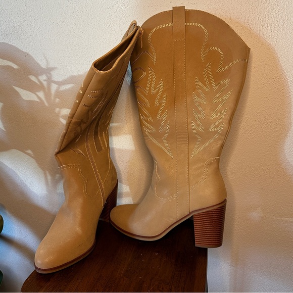 Torrid 10.5WW Wide Width Calf Tan Cowgirl Faux Suede Knee High Heel Boots - Picture 9 of 9